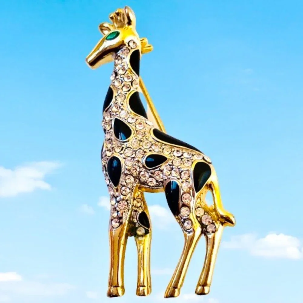 N/A giraffe brooch